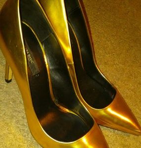 Zara Basic Collection: Metallic Pumps💙